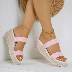 Sandales compensées roses avec brides tressées confortables pour femmes