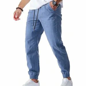 Vue détaillée du pantalon de jogging en lin à rayures bleues pour hommes.