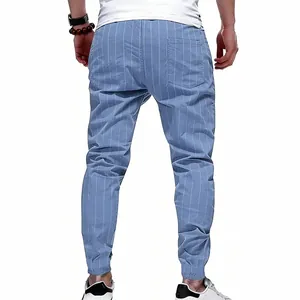 Vue arrière détaillée d'un pantalon de jogging en lin à rayures bleues pour hommes.