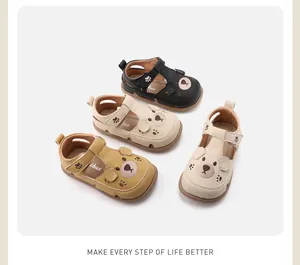 Set van leren peutersandalen met schattig berengezicht in vier kleuren