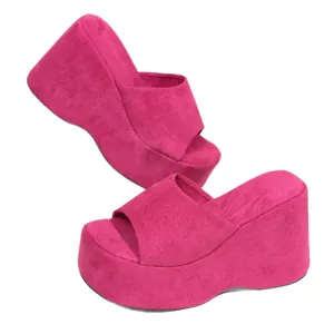 Sandales à plateforme fuchsia tendance avec texture en daim doux pour les vacances d'été