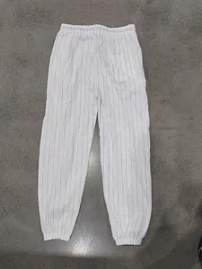 Vue arrière d'un pantalon de jogging en lin rayé blanc pour homme sur fond gris