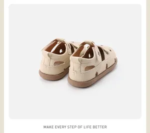 Detail van de achterkant van beige peutersandalen met schattige pootjespatronen
