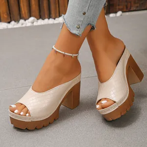 Detailansicht der stylischen Damen-Sandalen mit Plateausohle und Blockabsatz in Creme am Fuß