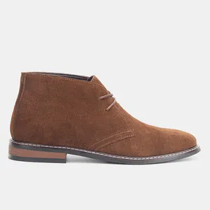 Vue détaillée de profil de bottines désert classiques en daim marron pour homme