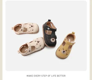 Detailweergave van schattige berensandalen voor peuters in crème, zwart en geel met zachte zolen