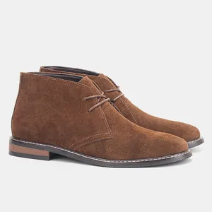 Vue détaillée des bottines desert en daim marron pour homme avec lacets classiques