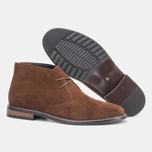 Gros plan sur des bottines Desert en daim marron pour homme avec semelle antidérapante
