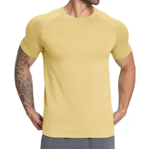 Men's yellow seamless quick-dry breathable sports t-shirt for fitness, gym and hiking