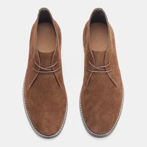 Vue de dessus de bottines de désert classiques en daim marron pour hommes avec surpiqûres