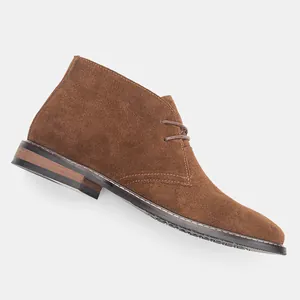 Vue de profil détaillée des chaussures chukka classiques en daim marron pour hommes