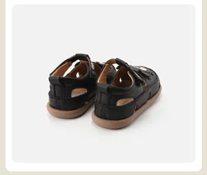 Achteraanzicht van zwarte lederen peutersandalen met zachte rubberen zool.