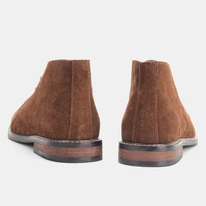 Vue arrière détaillée des bottes désert en daim marron pour hommes montrant le talon