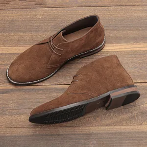 Bottines désert classiques haut de gamme en daim marron pour homme sur fond en bois