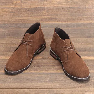 Détail de bottines desert en daim marron montrant la texture vintage et coutures