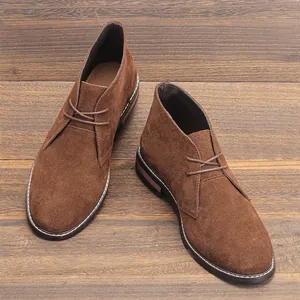Détail de bottines desert en daim marron classique avec de jolies coutures vintage