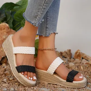 Vue détaillée des sandales d'été à talons compensés pour femmes avec lanières tressées