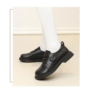 Detailansicht schwarzer Leder-Mädchenschuhe mit Herzstickerei und rutschfester Gummisohle