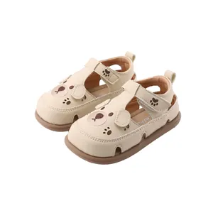 Schattige beige peutersandalen met beertjespatroon en zachte bruine antislipzool