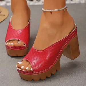 Elegante rote Plateau-Pantoletten mit klobigem hohem Absatz und gestepptem Finish