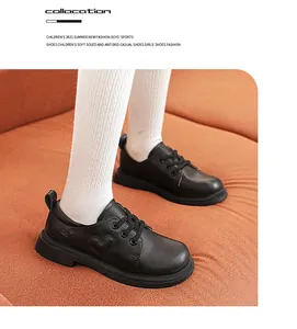 Detailansicht schwarzer Leder-Kinderschuhe mit Herzmuster für Mädchen im Freien