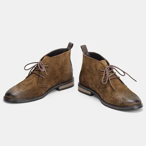 Vue détaillée montrant la pointe brossée et la texture daim des bottines desert.