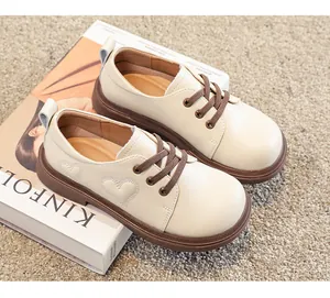 Seitenansicht cremefarbene Mädchen-Lederschuhe mit Herznaht auf Kinfolk-Magazin