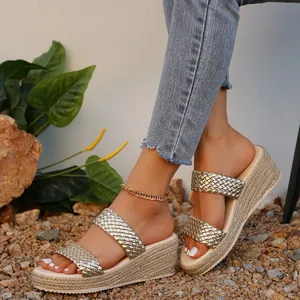 Sandales compensées élégantes avec brides tressées dorées et semelle en corde pour l'été