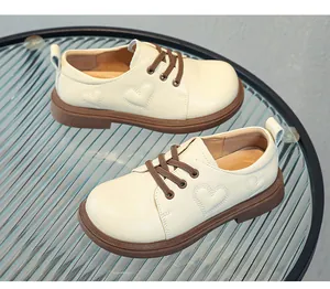 Mädchen-Lederschuhe in Creme mit geprägten Herzmustern und robuster brauner Sohle