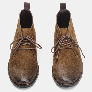 Vue détaillée de dessus de bottines de désert en daim marron avec bout bruni rétro