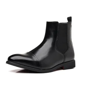 Seitenansicht eleganter schwarzer Chelsea-Boots aus Leder für Herren mit Gummieinsatz.