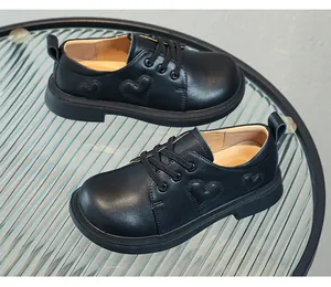 Detailansicht schwarze Lederschuhe für Mädchen mit Herzstickerei und rutschfester Sohle