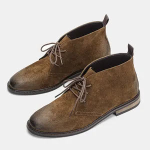 Gros plan de bottines désert vintage en daim marron pour hommes avec bout poli