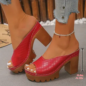 Modische rote Pantoletten mit Plateau-Blockabsatz und gestepptem Ledermuster im Peep-Toe-Stil