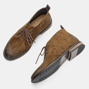 Vue détaillée de bottines désert en daim marron avec bout ciré et semelle texturée.
