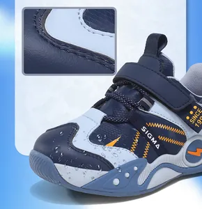 Détail en gros plan de la surface en cuir imperméable des baskets bleues pour enfants.