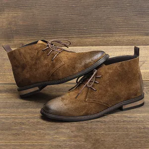 Détail des bottes désert en daim marron rétro avec finition vieillie vintage.