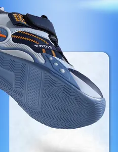 Détail d'une chaussure de sport pour enfants avec semelle en caoutchouc antidérapante
