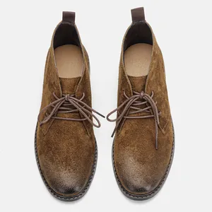 Vue de dessus détaillée de bottines desert en daim marron avec bout effet vintage bruni