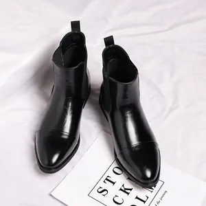 Nahaufnahme klassischer schwarzer Chelsea-Boots aus Leder für Herren im britischen Stil