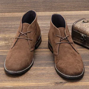 Stivaletti desert vintage da uomo in pelle scamosciata marrone con lacci decorativi