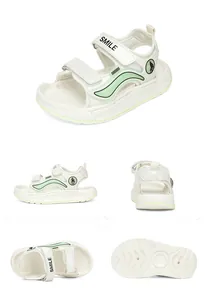 Viste multi-angolo di sandali sportivi bianchi per bambini con velcro e dettagli verdi.