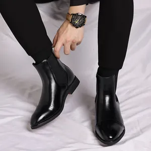 Nahaufnahme von eleganten schwarzen Herren-Chelsea-Boots aus Leder mit spitzer Kappe