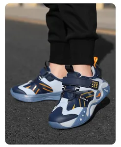 Vue détaillée de baskets en cuir imperméable bleu marine pour enfants avec touches orange