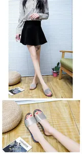 Detailopname van zilveren strass slippers voor dames met een glanzende paillettenband