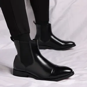 Detailansicht stilvoller schwarzer Chelsea-Boots für Herren im modischen britischen Stil