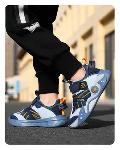 Vue détaillée de baskets imperméables pour enfants bleu et blanc avec logo SIGMA et semelle souple.