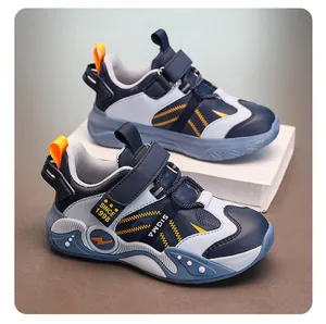 Vue détaillée de baskets en cuir imperméable pour enfants, bleu et blanc avec touches orange