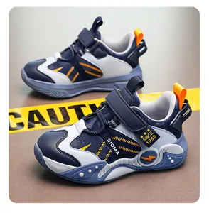 Vue détaillée de baskets de sport pour enfants en cuir imperméable bleu et blanc.