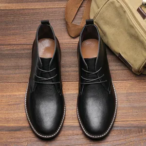 Classici stivaletti desert boot in vera pelle nera da uomo, vista dall'alto dettagliata